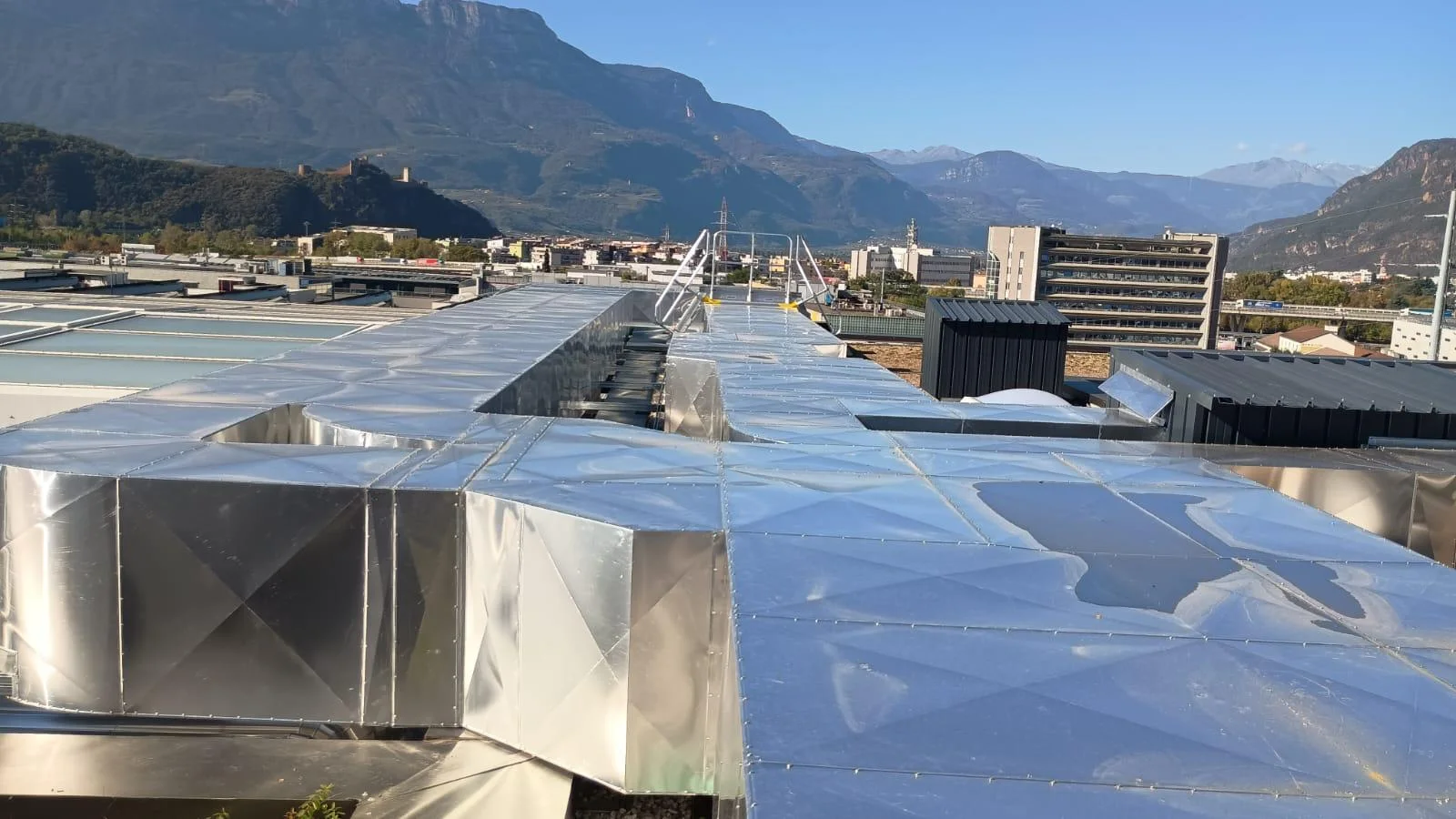 Coibentazioni e rivestimenti su impianti in copertura.